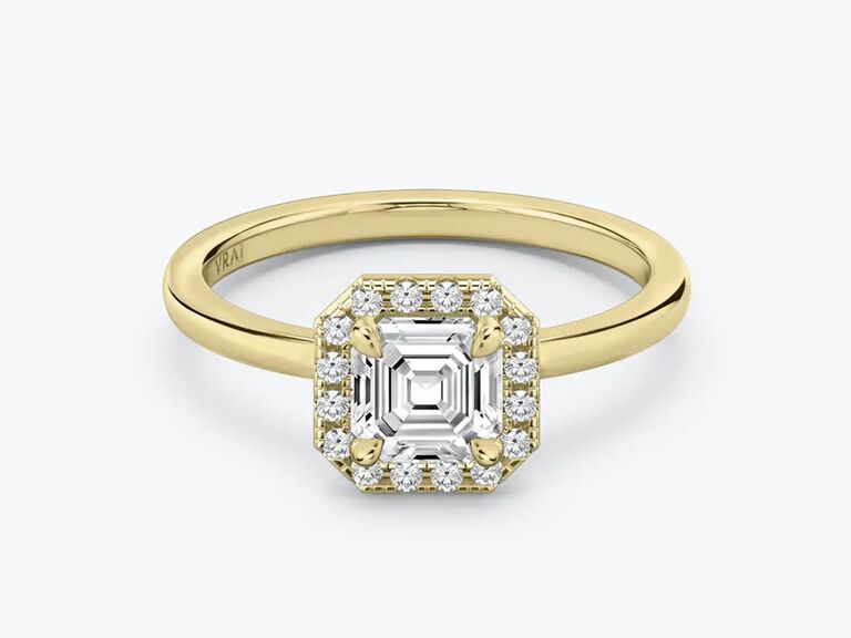 vrai asscher cut engagement ring with diamond center stone yellow gold claw prongs round diamond halo and plain yellow gold band