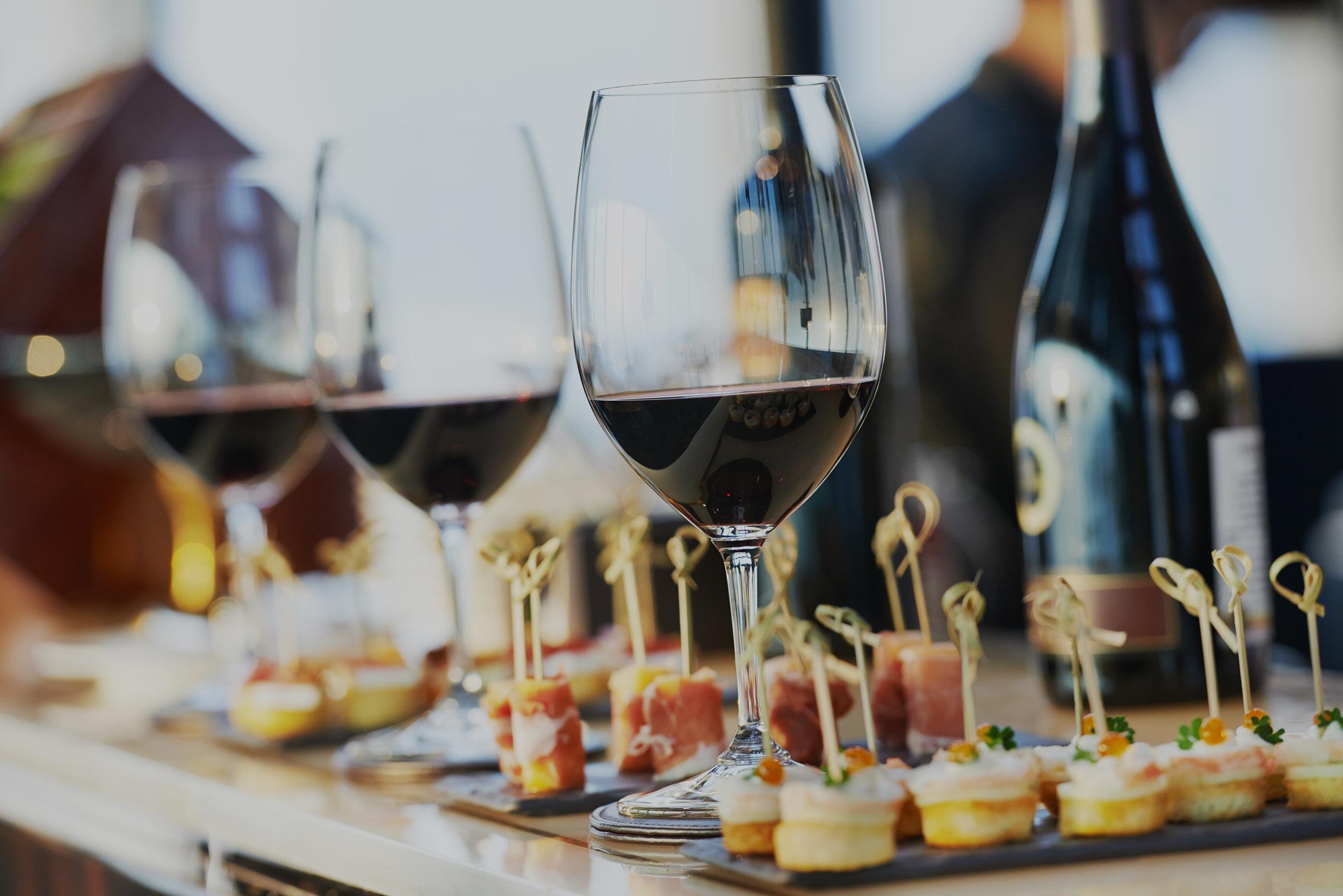 16:00 Canapes & Drinks
