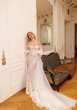 An elegant mermaid-tail to fall in love with. Open-shoulder slightly pointed in the middle neckline and simple structured lace-up top give space to the performance of the 3D appliquès over the bottom of the mermaid-tail. Swirling and waving – the decoration creates a stunning visual effect and makes the dress an ode to femininity and grace. Complemented by the handcrafted veil decorated with the same 3D appliquès at the bottom.