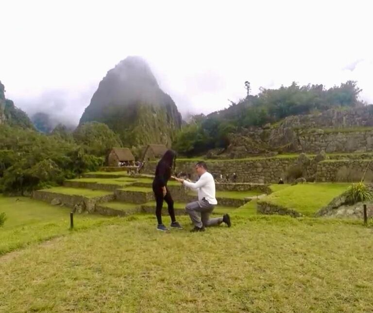 La propuesta mas linda, con nuestra familia y en el lugar mas bello... 

Edward pregunto: 
¿Te quieres casar conmigo? 
Angela Contesto: 
SIIIII....

Y así empezó esta historia de amor..