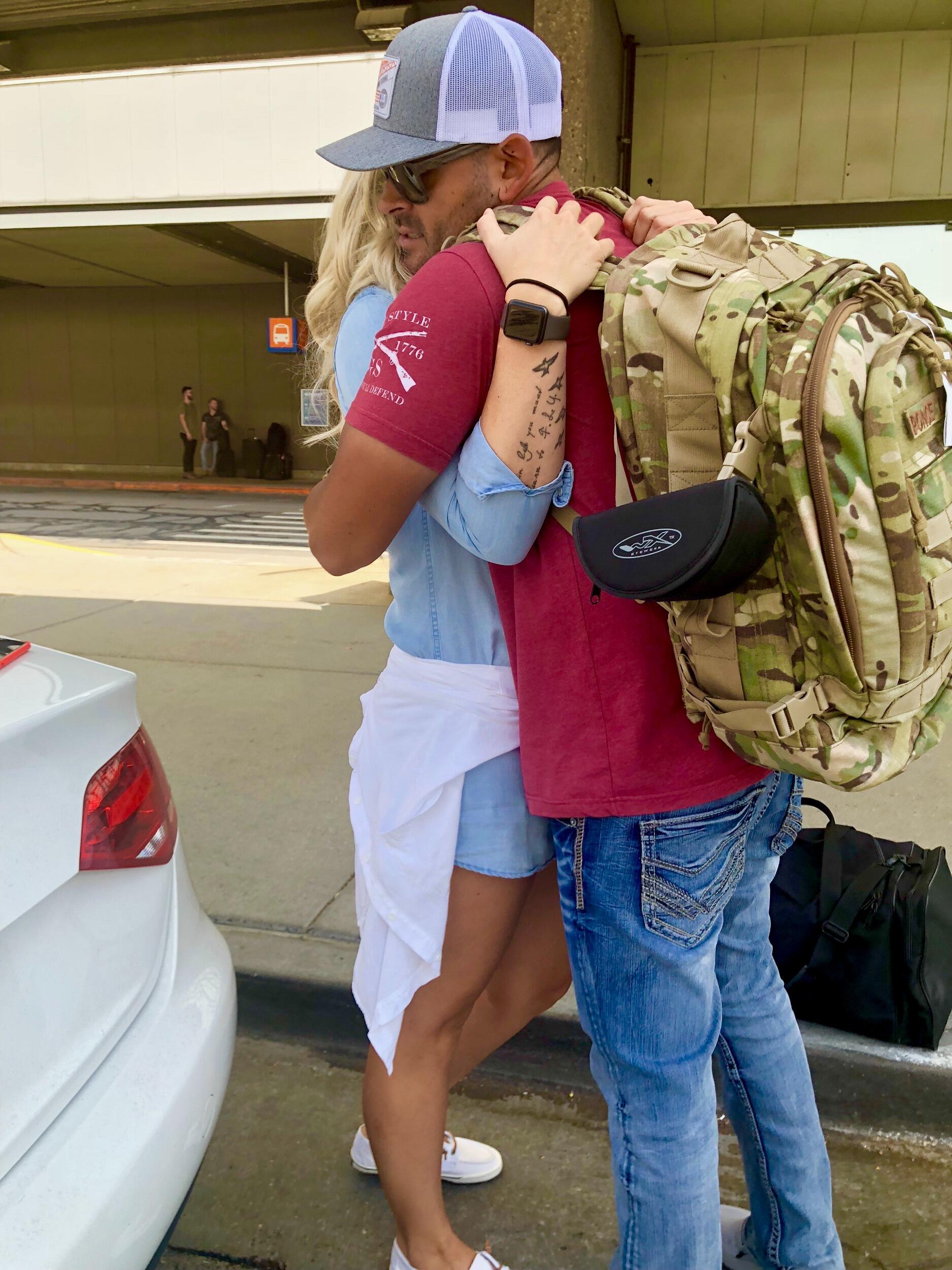....the deployment day! Jeff had quietly applied for deployment to Afghanistan over a year before we made it official. With no response, he assumed the opportunity had passed. But shortly after asking to make it official in 2017, he received notice that he would be deploying at the beginning of the year. It led to a difficult conversation he had to have as I was unaware of the application. We both agreed we were up for the challenge and fastened our seat belts for the journey that lay ahead. 
🖤
....el día del despliegue. Jeff había solicitado en silencio un despliegue a Afganistán más de un año antes de que lo hiciéramos oficial. Sin recibir respuesta, asumió que la oportunidad había pasado. Pero poco después de pedir que formalizáramos nuestra relación en 2017, recibió el aviso de que sería desplegado a comienzos del año siguiente. Esto llevó a una conversación difícil, ya que yo no sabía nada de la solicitud. Ambos estuvimos de acuerdo en que estábamos preparados para el reto y nos abrochamos los cinturones para el viaje que nos esperaba.
