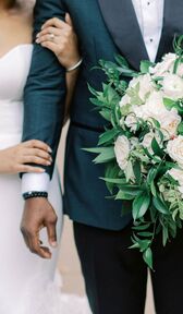 Braut und Bräutigam posieren für ein Portrait am Hochzeitstag