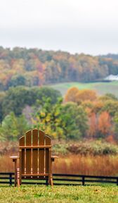 dos sillas de madera con vistas a virginia país del vino