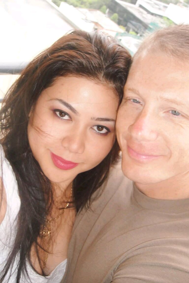 After a whirlwind trip to Australia, Dave and the kids flew back to Seoul. They both found a way to stay strong for their relationship!

** Selfie taken by Dave before heading to the airport.