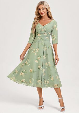 Celebrate this proud and beautiful milestone in the JJ's House Anahita A-line V-Neck Pleated Chiffon Mother of the Bride Dress! Designed with elegant details and a sophisticated silhouette, this gorgeous outfit ensures you look stunning and feel confident as you witness your child's unforgettable day.