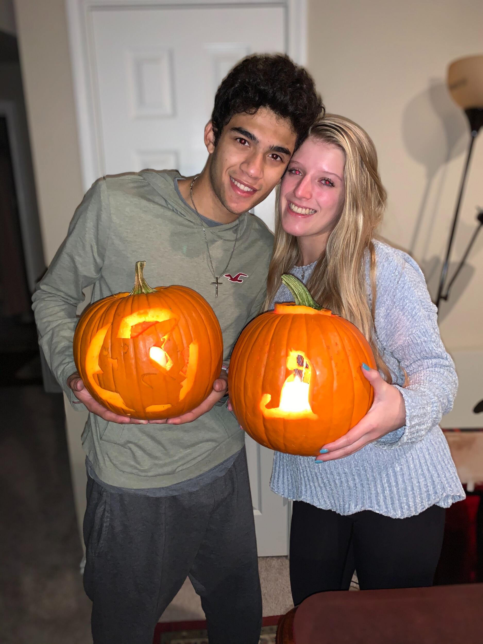 Pumpkin carving/
Cavando abóboras