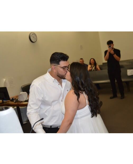 Officially official, our first kiss as husband and wife! Our dreams are finally becoming a reality. Forever finally began and we're so excited to see what the rest of our lives have in store for us.
Oficialmente oficial, nuestro primer beso como marido y mujer! Nuestros sueños finalmente se están haciendo realidad. Para siempre finalmente comenzo y estamos muy emocionados de ver que nos espera el resto de nuestras vidas.