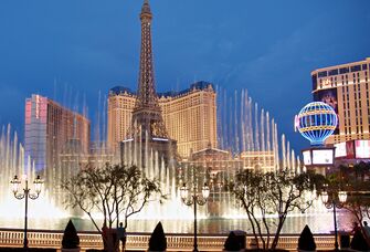 bellagio fountain light show - las vegas bachelorette party 