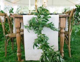 7 Ways to Style Garland at Your Wedding Celebration