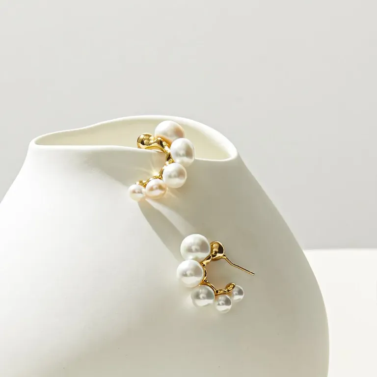 Graduated pearl hoop earrings