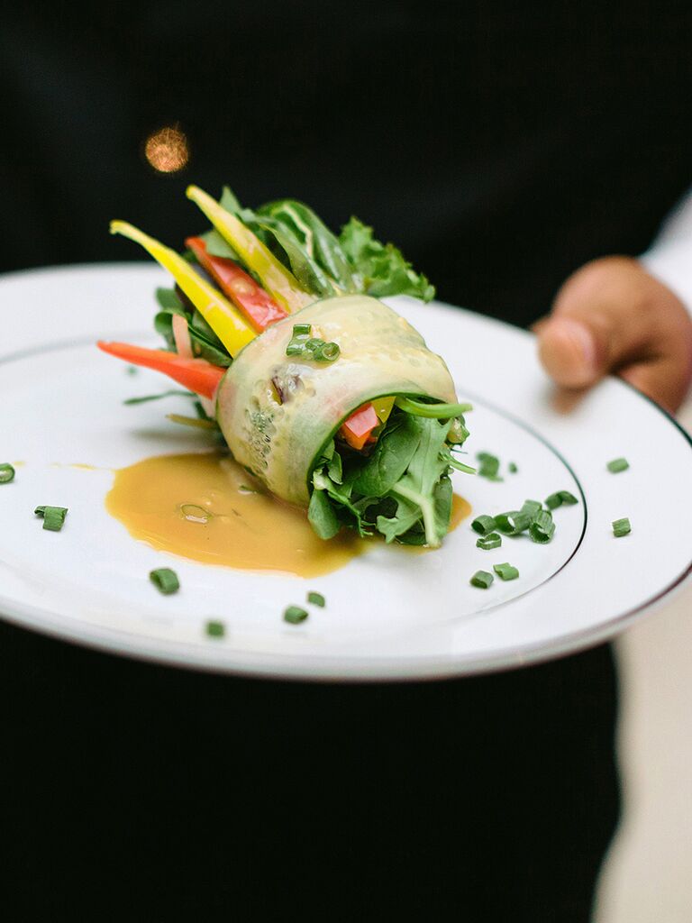 Los pepinos.idea de ensalada enrollada para el entrante de una boda