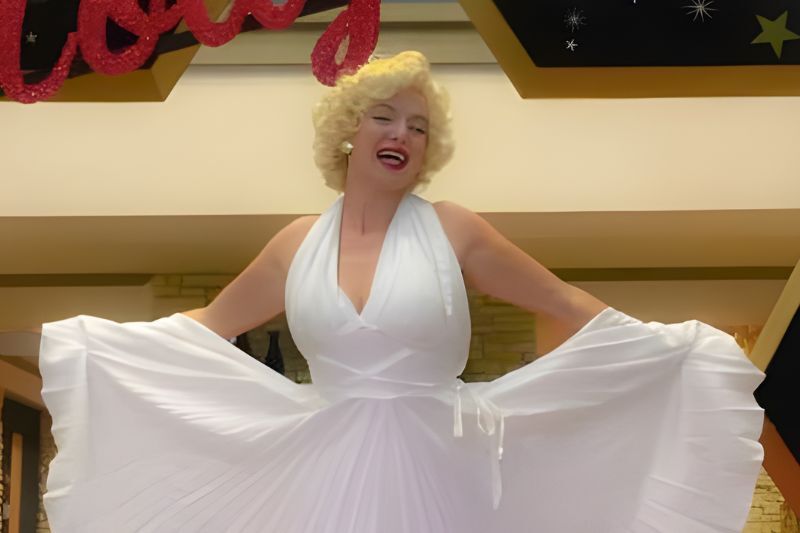 Old Hollywood theme party idea - Marilyn Monroe impersonator