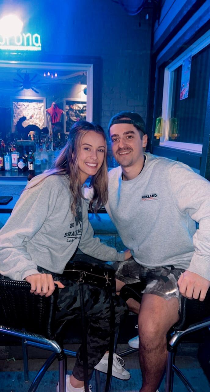It all started at a bar (I know we're all shocked). Jenna walked up to Brian and said "I know you!" The pair went to the same high school but ran in different "circles" so never met until 6 years later.