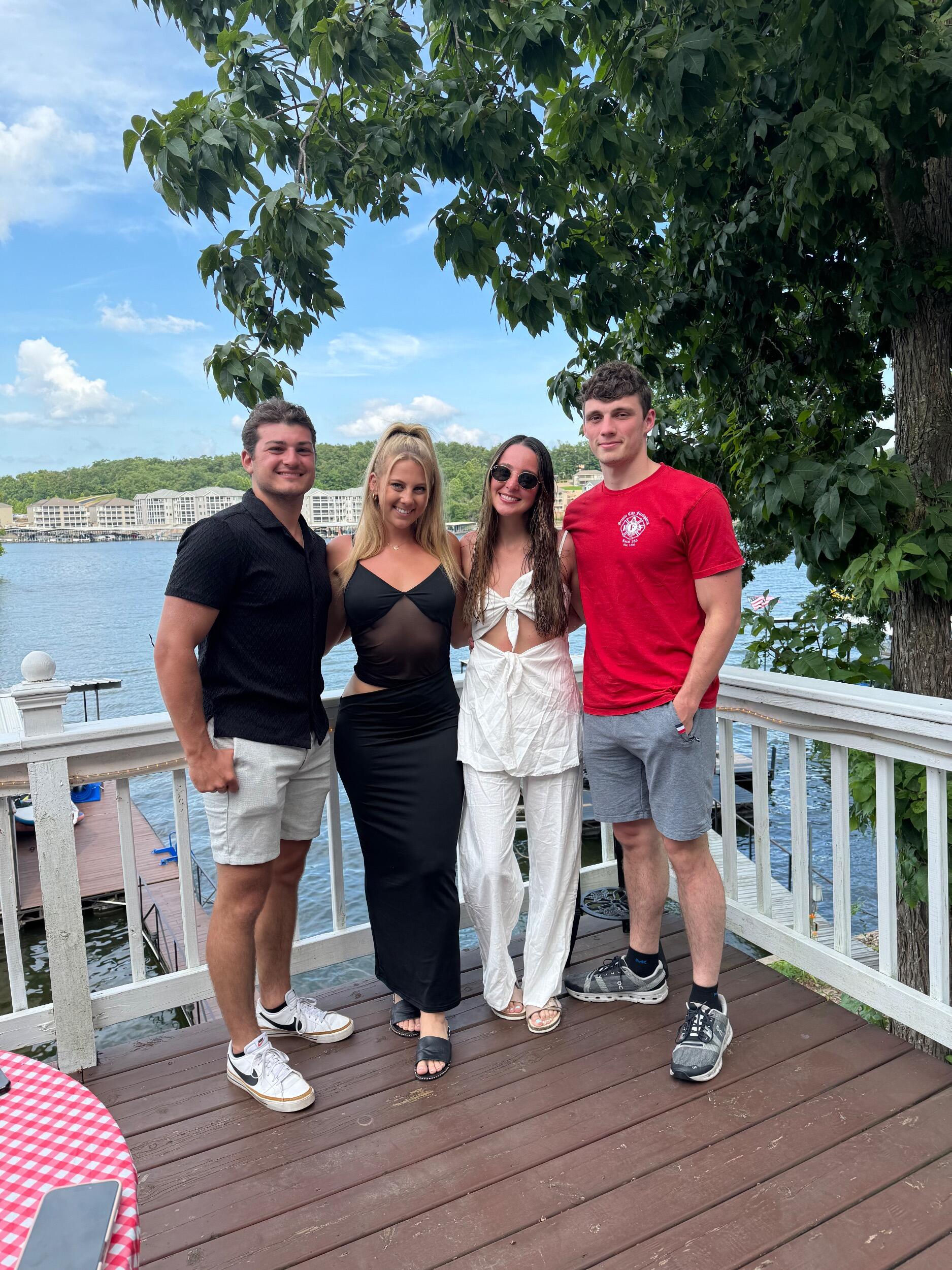 Ana and Jack went to the Ozarks with Jack's family// Ana y Jack fueron al lago con la familia de Jack