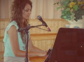 Alesia Sheverdak - Pianist - Courtice, ON - Hero Gallery 1