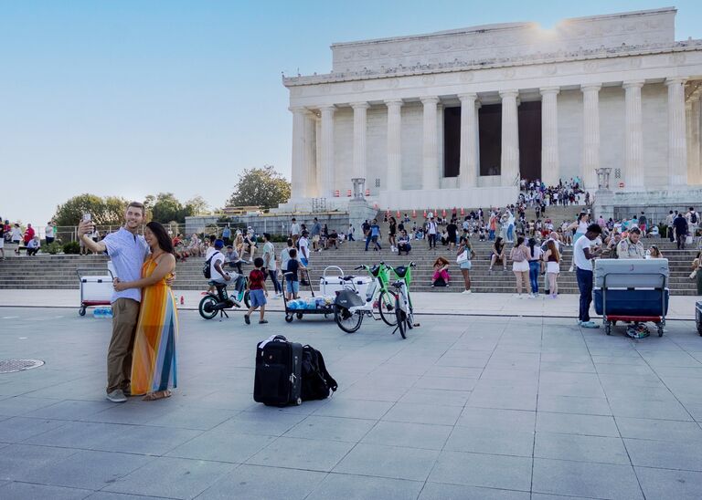 +5 min: and here's the secret photographer with the suspicious Canon camera who I thought just really liked taking pictures of the Lincoln Memorial!