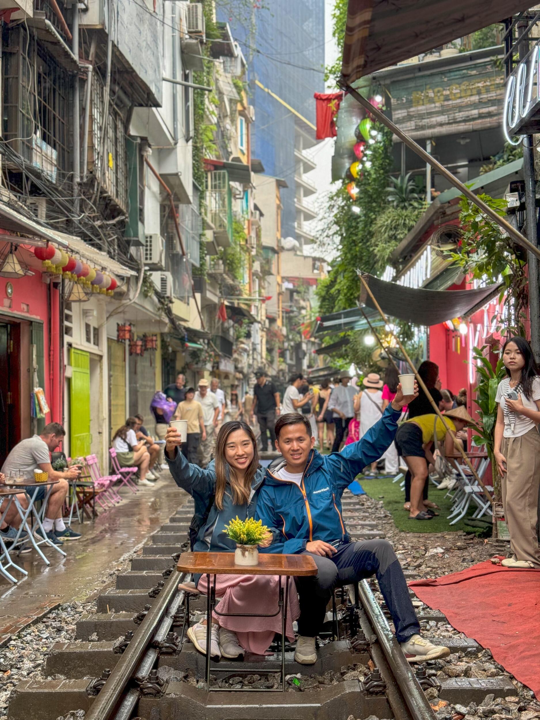 Signature train street photo in Hanoi, Vietnam 🇻🇳