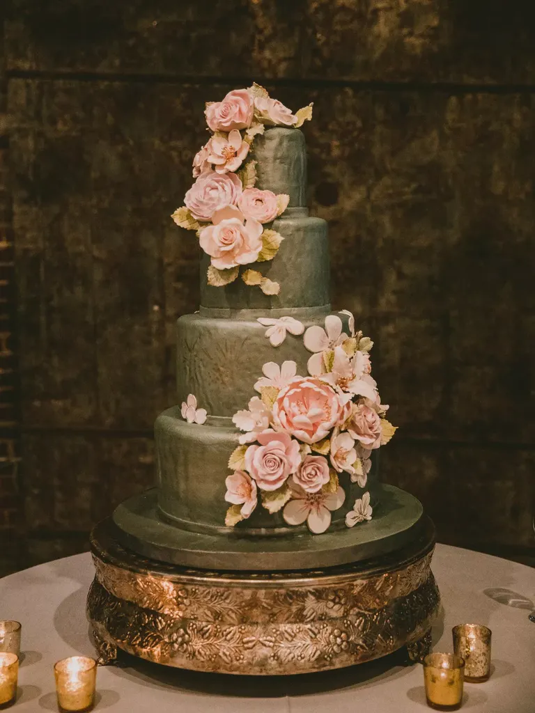 Luxurious four-Tiered green Wedding Cake With pink Sugar Roses