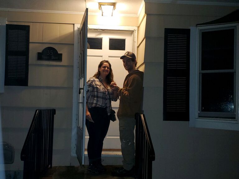 Victoria and Justin bought their first home together and moved in with the help of friends! 