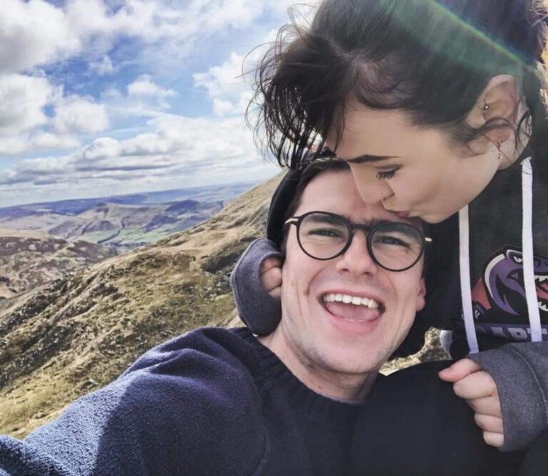 Georgie shows Tristan the UK...kissing improves.