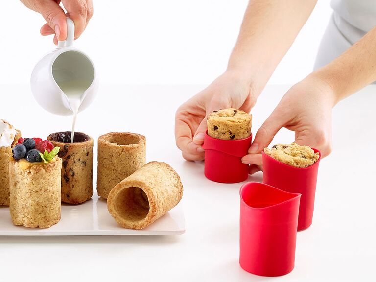 folk, der laver skudbriller ud af cookies og fylder dem med mælk