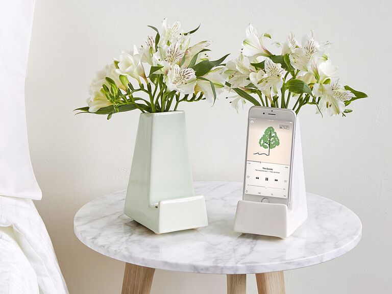 Vases porte-smartphone menthe et blanc sur table de chevet