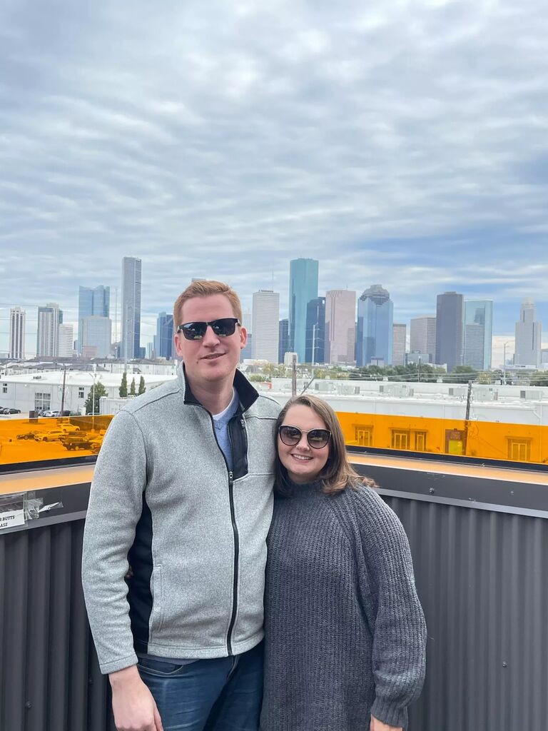 Sarah brings Steve to Houston to show him her home town for the holidays.