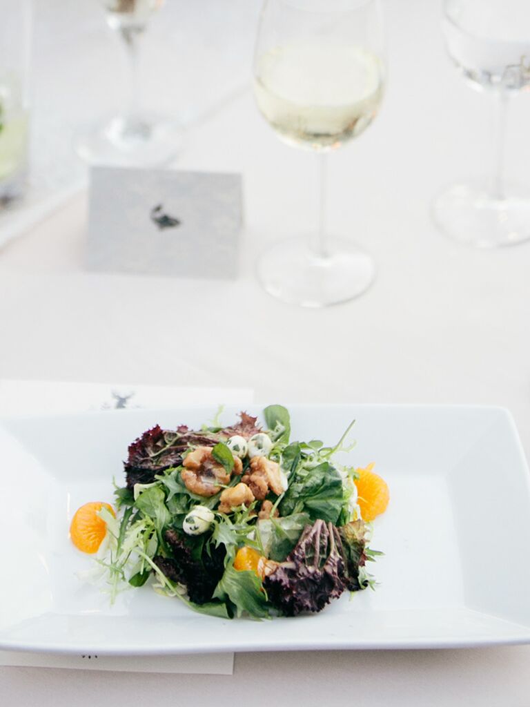 Ensalada de temporada idea de ensalada para el entrante de un banquete de bodas