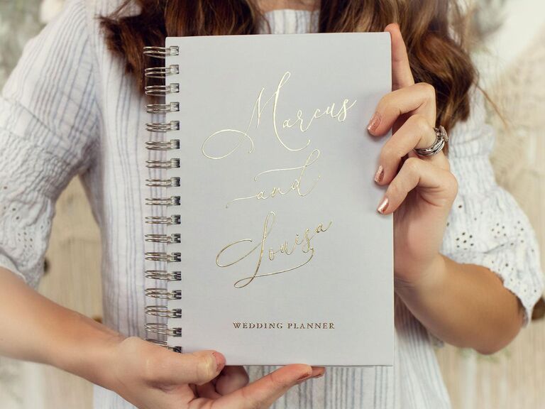 journal de planification de mariage avec personnalisation en or