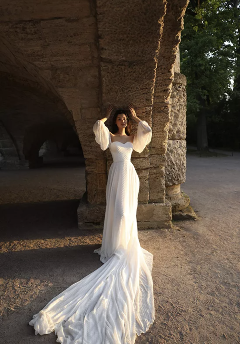 Versatile Wedding Dress With Detachable Train and Sleeves