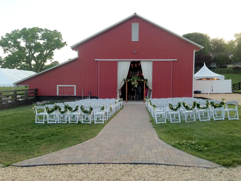 Robin Hill Farm and Vineyards barn wedding venue in Brandywine, Maryland