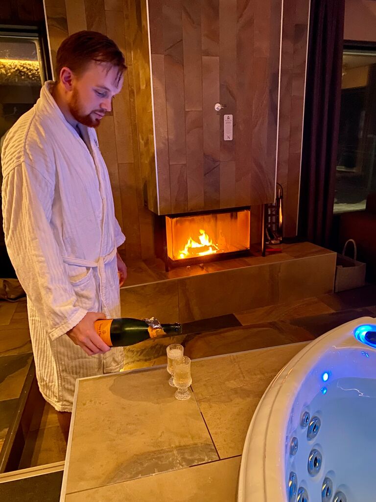 Vi åkte på en "sugar moon" dvs firade vår förlovning med en weekend i en magisk svit. // Vietimme "sugar moonia" eli juhlimme kihlautumistamme viikonloppulomalla maagisessa sviitissä. 
