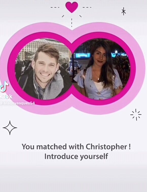 ¡Hola! Somos Christopher y Alison y les vamos a contar un poco de nosotros.💕

Nuestra historia de amor  es de aquellas que rompen fronteras y aparecen en las películas,  nos conocimos en una aplicación llamada okcupid  a 6728 km de distancia. 