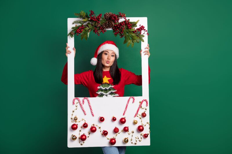 Elf themed Christmas party ideas - Elfie Selfie station