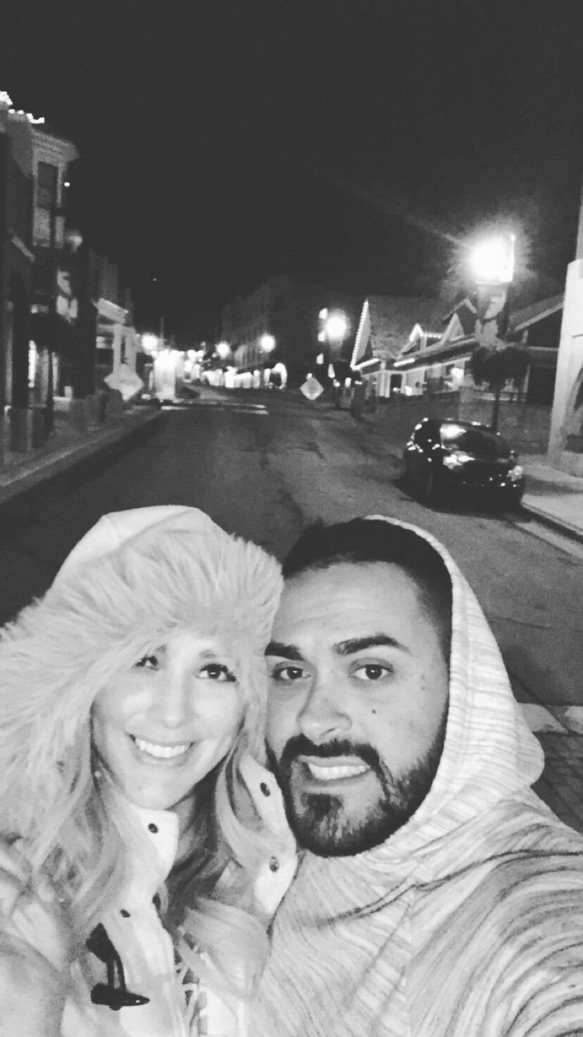Jeff asked to make it official in Park City! But we’ve always celebrated our anniversary on October 15th. He cheated & did it on my birthday so he wouldn’t have to remember another date to celebrate haha          
 🖤 
Jeff pidió que lo hiciéramos oficial en Park City!
Pero siempre hemos celebrado nuestro aniversario el 15 de octubre.
¡Hizo trampa y lo pidió en mi cumpleaños para no tener que recordar otra fecha que celebrar—jaja!!