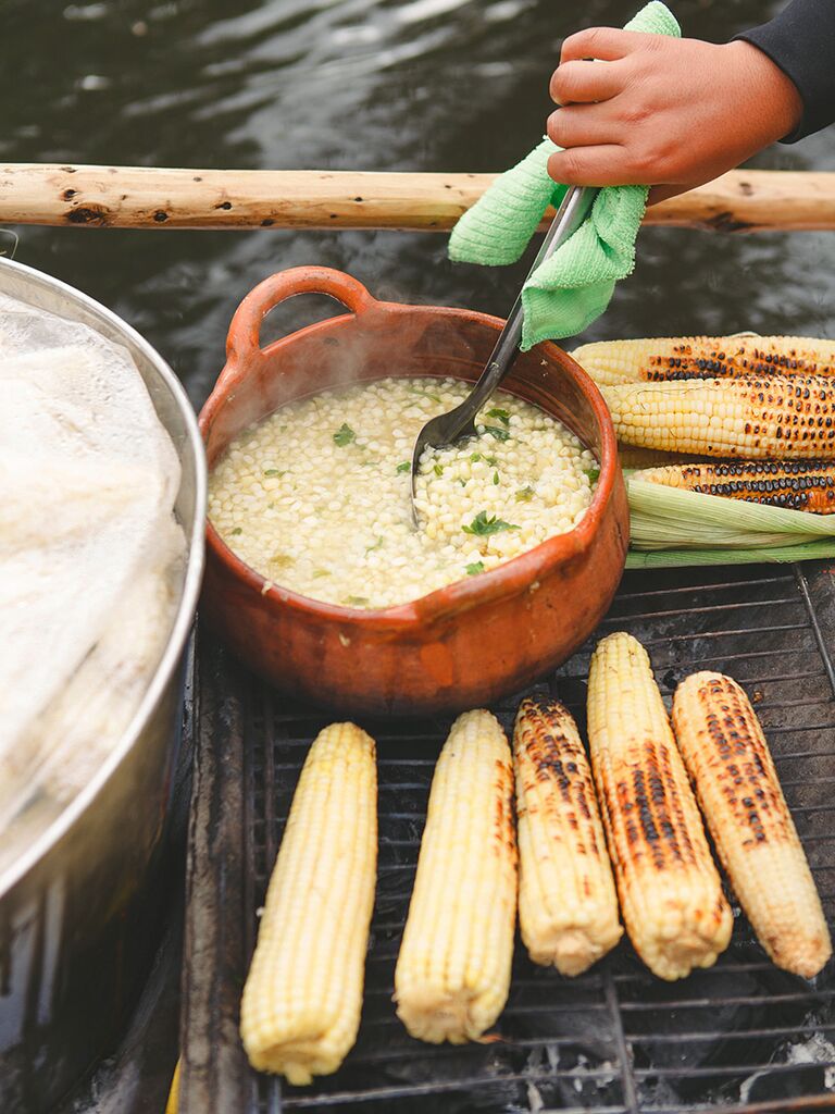 Idea de maíz fresco a la parrilla para un entrante de recepción de boda