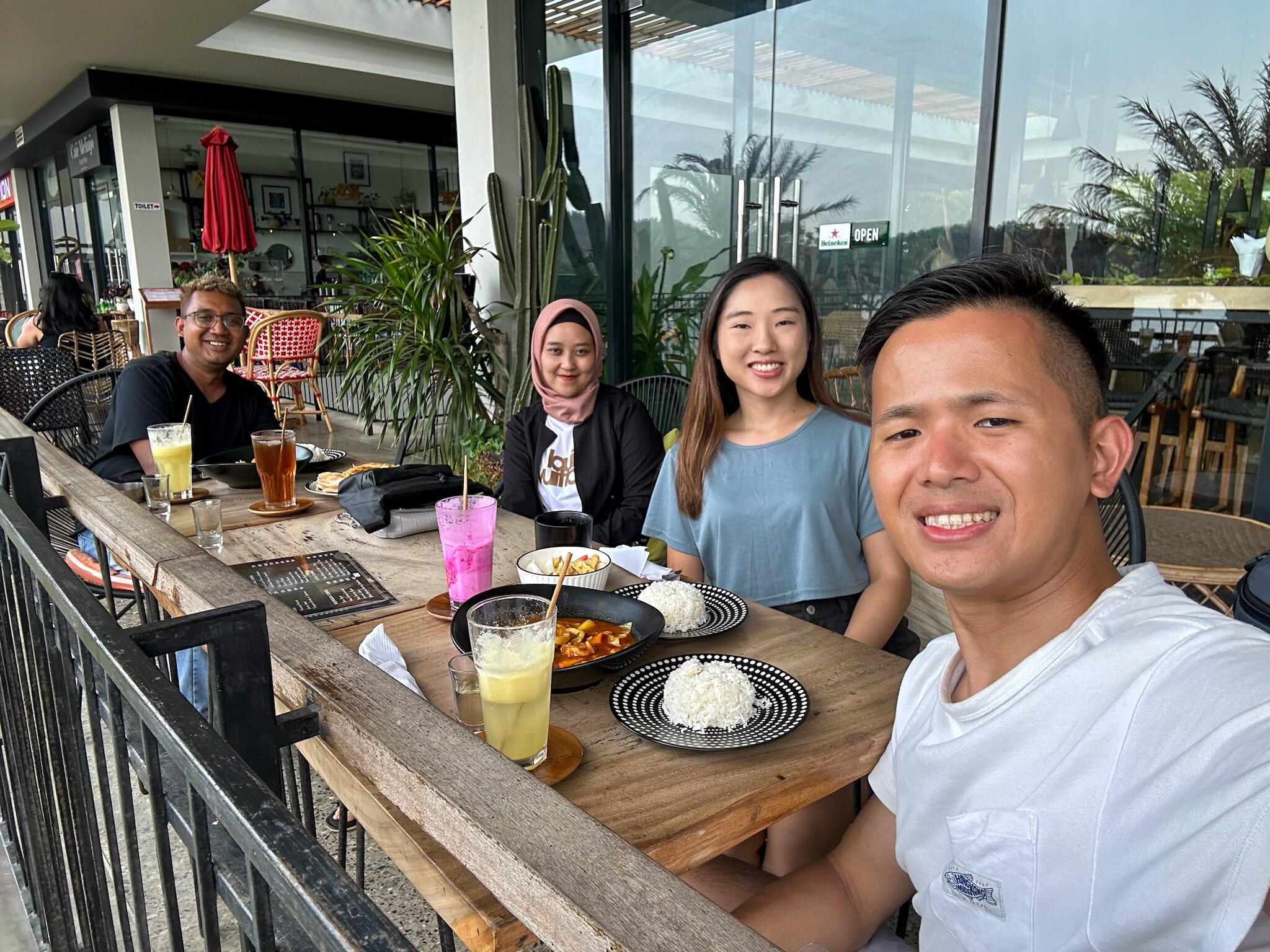We became friends with the Indonesian tour guide and his wife 🇮🇩 