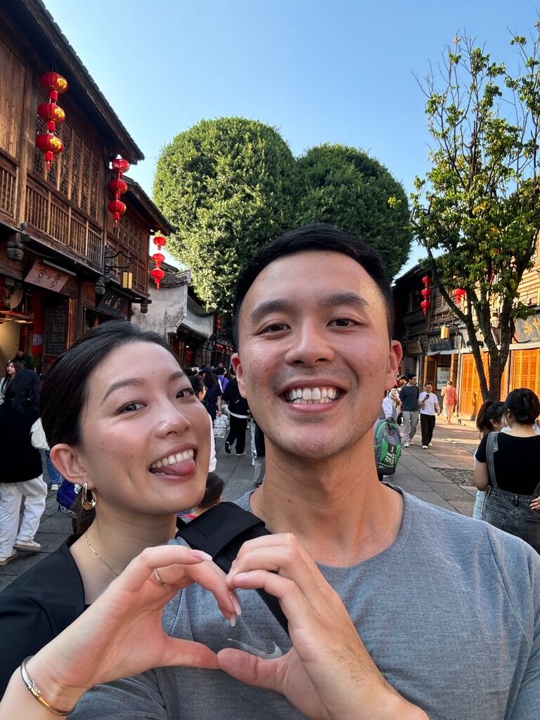 Laura visits Fuzhou (Jiahong's hometown) for the first time in front of The Love Tree