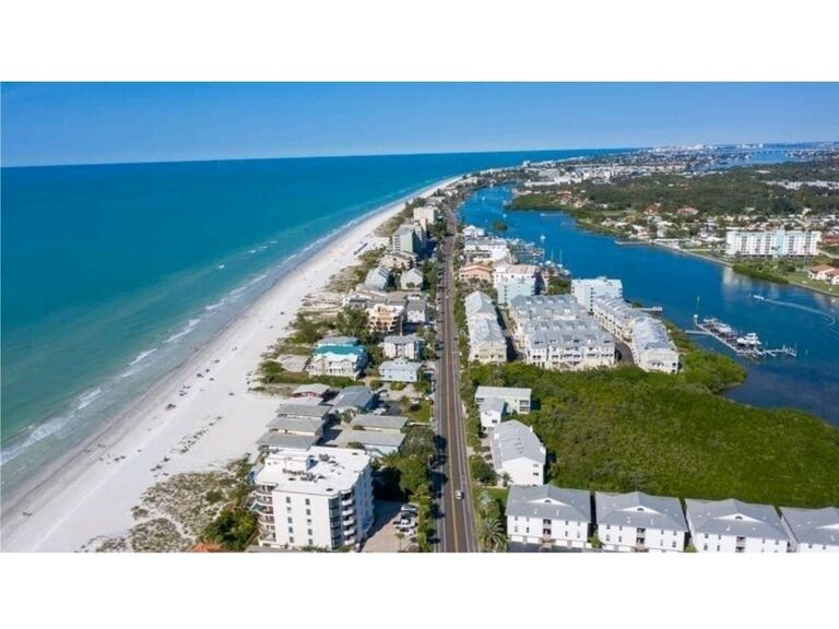 Paradise found.... in the middle of the global pandemic and the entire world locked down! Dave and Mel bought their dream home site unseen!