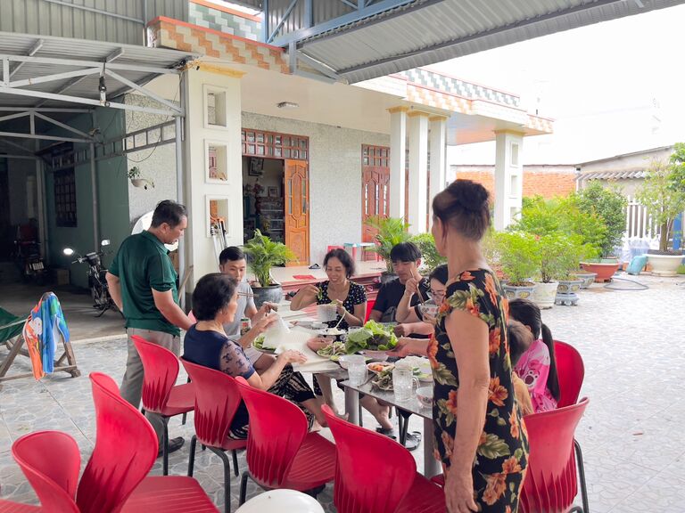 Daniel met Cindy's family for the first time in Vietnam