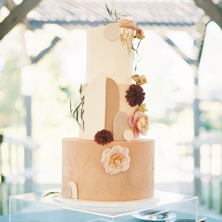 Geometric neutral-toned cake with flowers