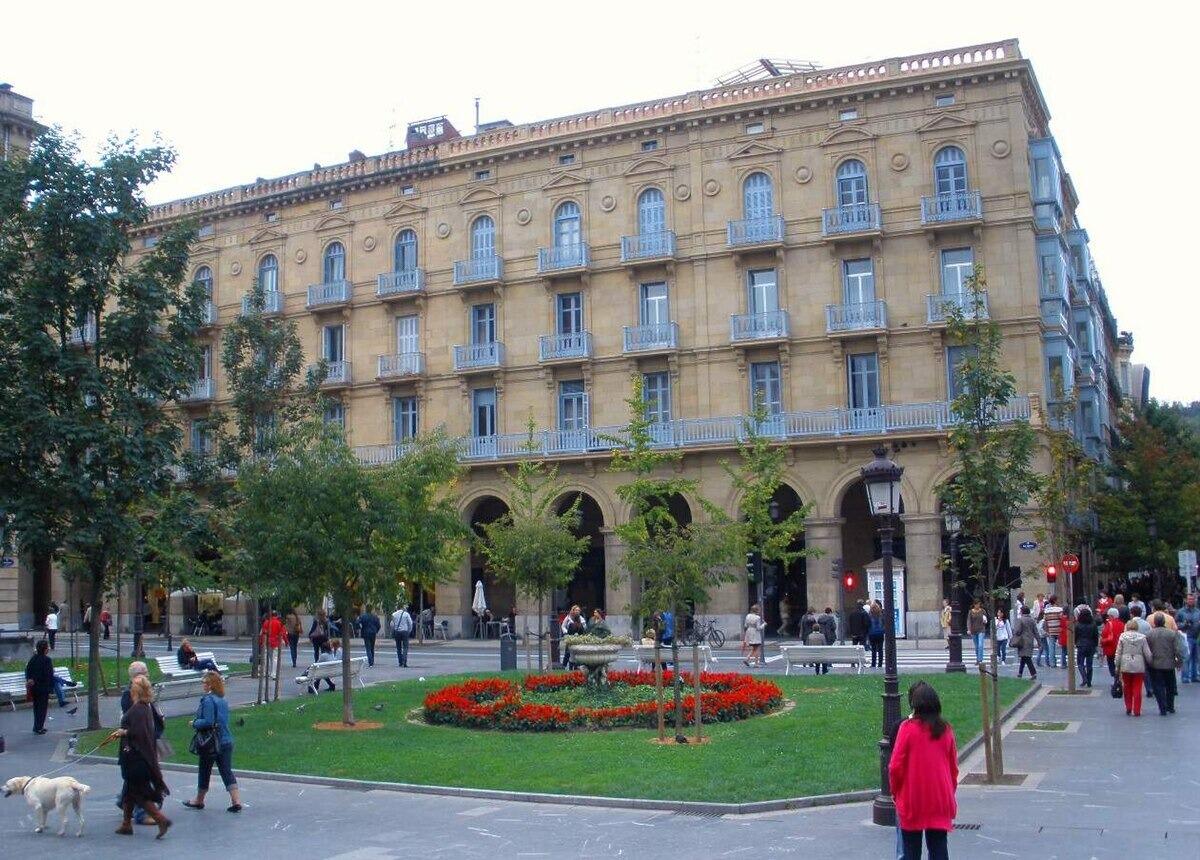 5:30pm: Meet at Paseo Republica Argentina 4 (tourist bus stop) in front of Teatro Victoria Eugenia.

Buses will leave promptly at 5:40pm to bring guests to Bodega Katxina. 