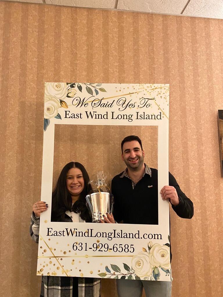Lisa & Joe say yes to East Wind! 

Lisa y Joe dicen sí a East Wind 