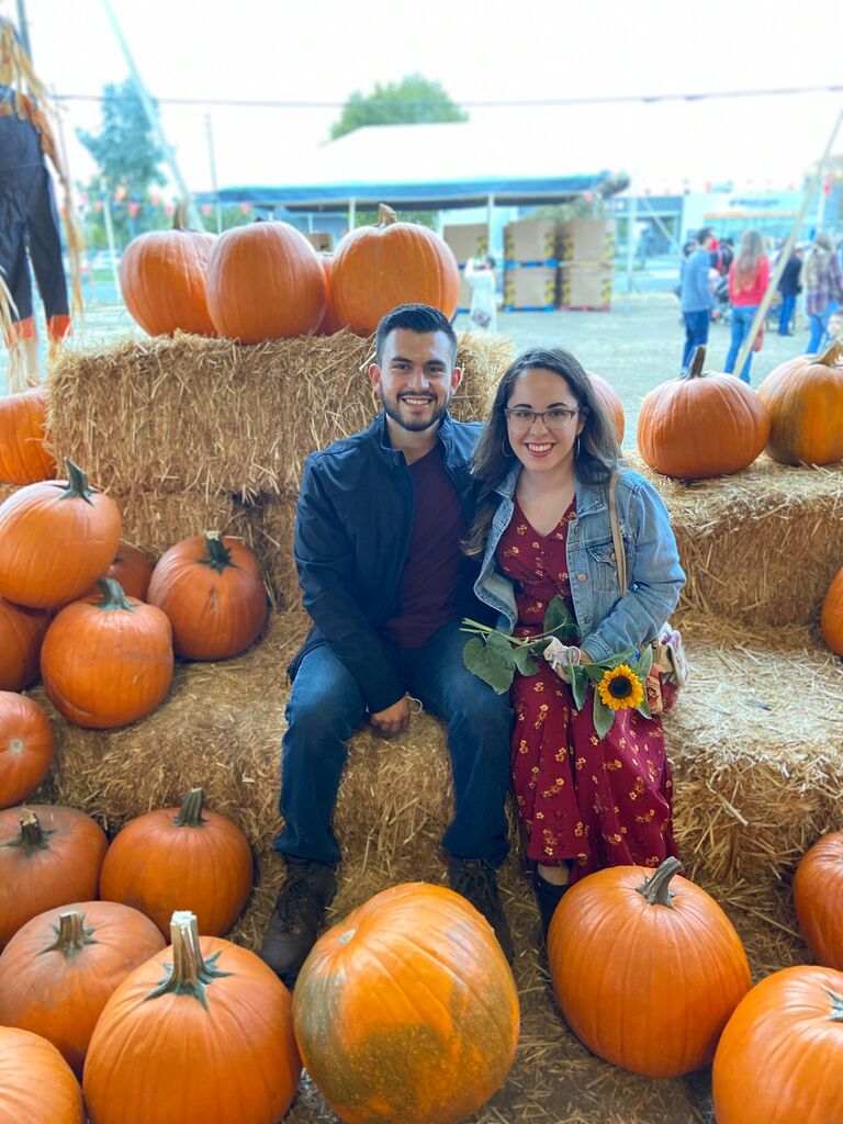 We celebrated Halloween early this year at a pumpkin patch because during this time Andrew was living in Apple Valley and I was in Downey. -----------------------------------

Celebramos Halloween temprano este año porque Andrew estaba viviendo en Apple Valley y yo en Downey.  
