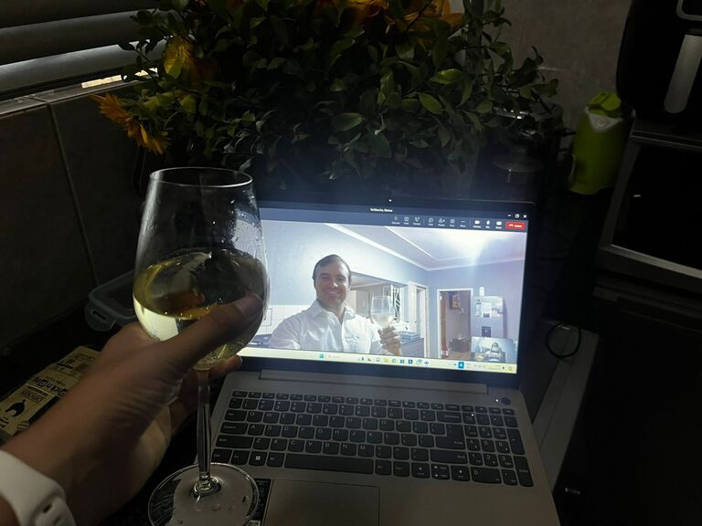 Eerste "online" date vir V-day.  