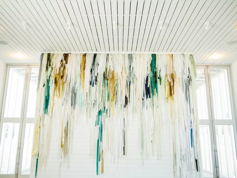 Green, white and gold streamers for your wedding reception