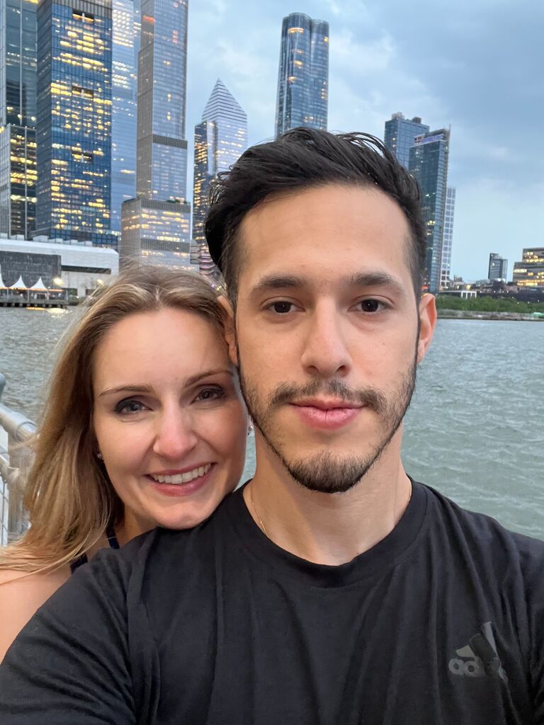 Our first separation was our longest - finally reunited in New York City 

Nuestra primera separación fue la más larga: finalmente nos reunimos en la ciudad de Nueva York