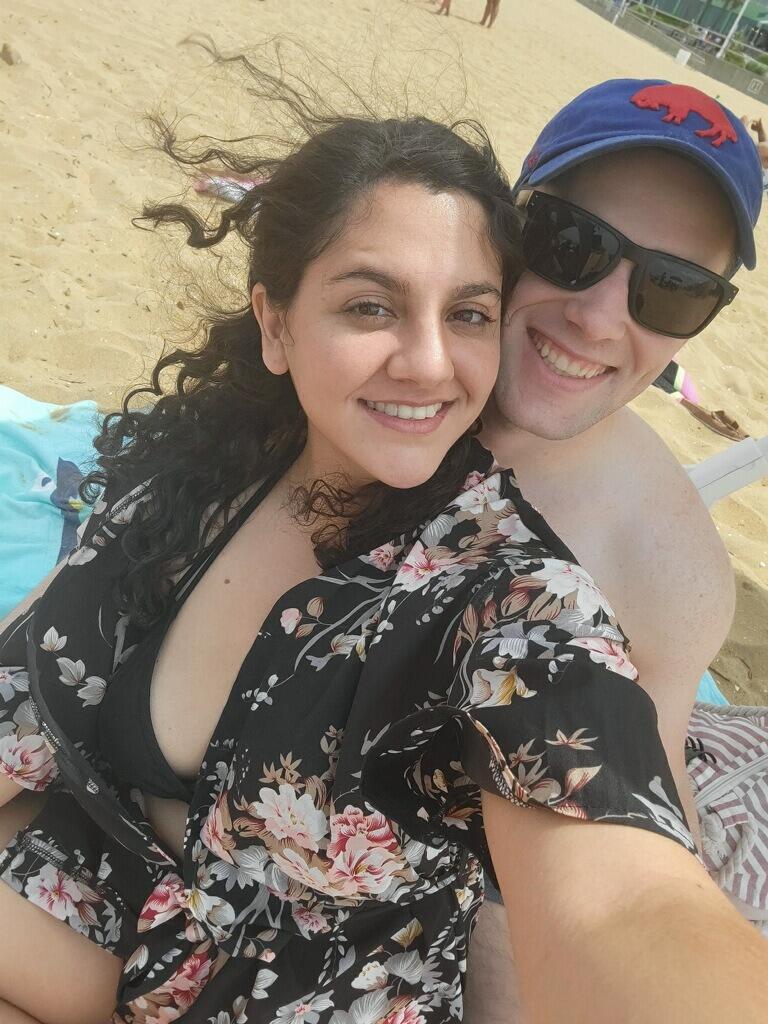 Dan se enteró que se iba a mudar a Seattle (al otro lado del país) a finales de Mayo, así que decidieron aprovechar su tiempo juntos e intentaron viajar cada fin de semana.

En esta foto Dan y Michelle están en Virginia Beach.

________________________________

Dan found out that he was going to be stationed in Seattle (on the other side of the country) at the end of May, so they decided to take advantage of their time together and tried to travel as much as possible.

In this photo Dan and Michelle are in Virginia Beach.