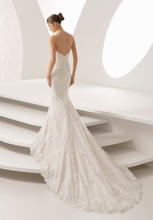 Mermaid-style lace and guipure lace wedding dress with sweetheart neckline, in nude and natural.