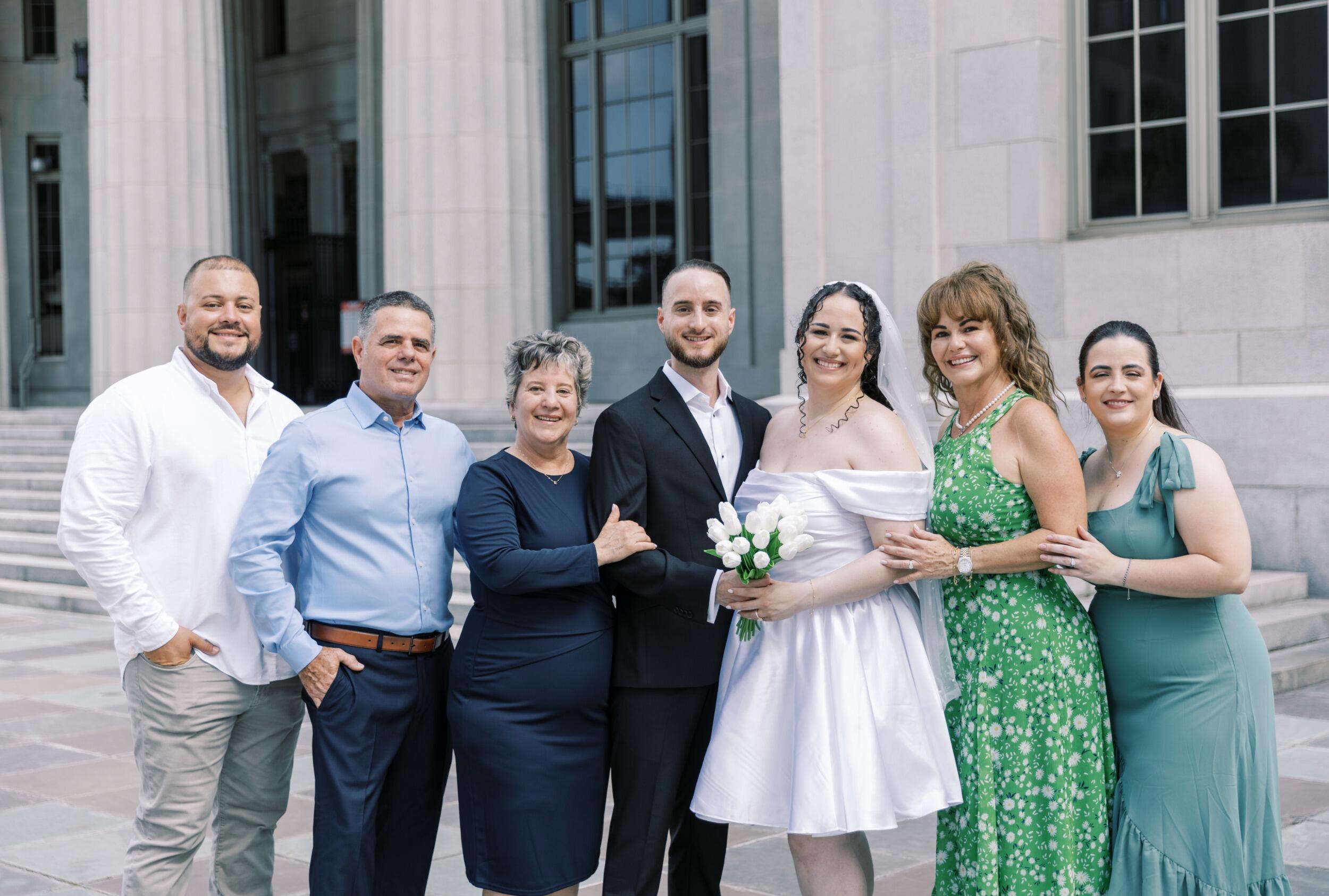 They eloped at the Miami-Dade County Courthouse with their closest family present, joined by their Matron of Honor and Best Man as witnesses. • Se casaron en el Tribunal del Condado de Miami-Dade junto a su familia más cercana, con su Dama de Honor y su Padrino como testigos.